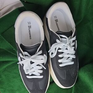 No Boundaries Dark Gray Sneakers with White Accents